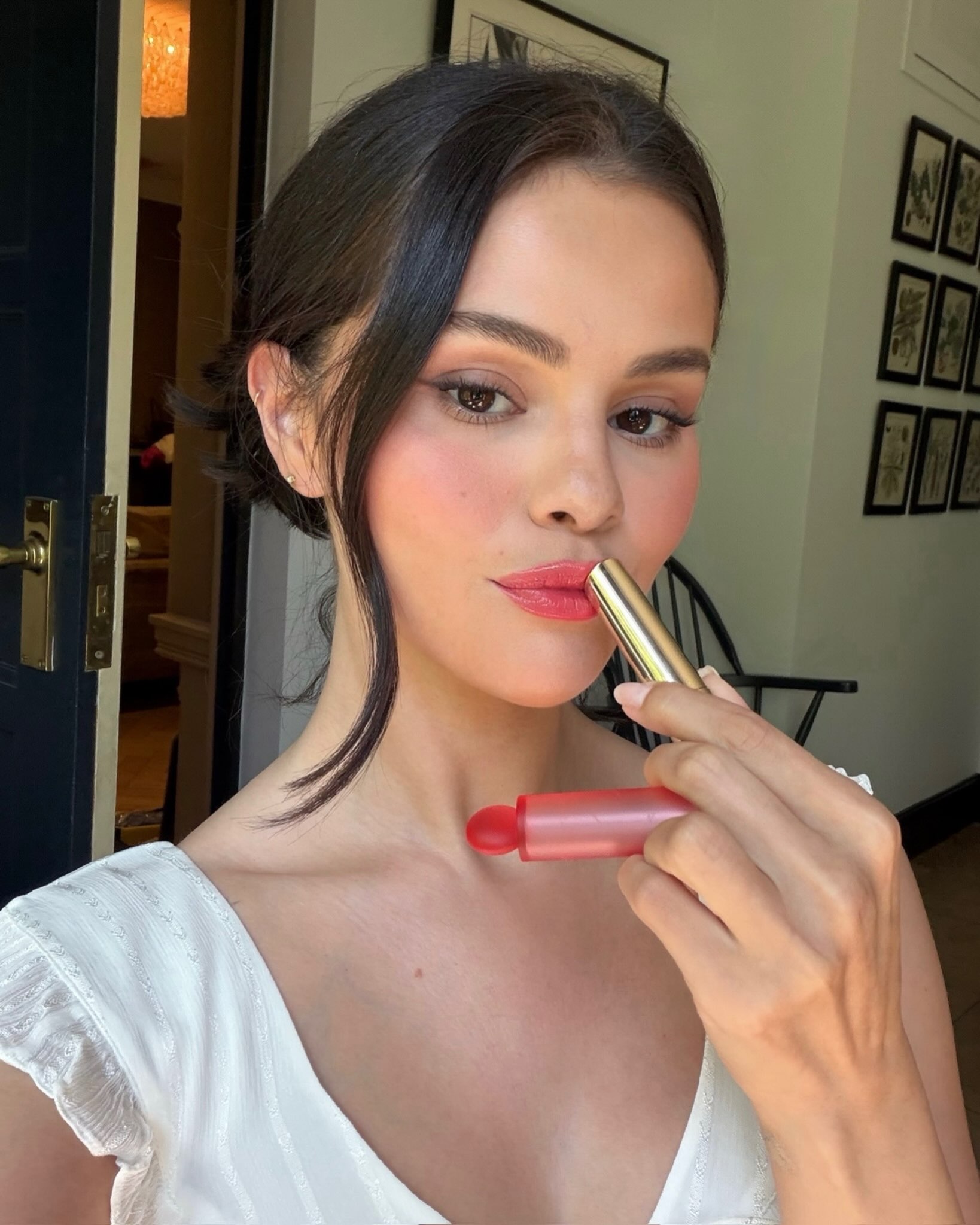 Selena Gomez g&acirc;y ch&uacute; &yacute; với nhan sắc kh&aacute;c lạ tại Primetime Emmy 2026 - Ảnh 9.