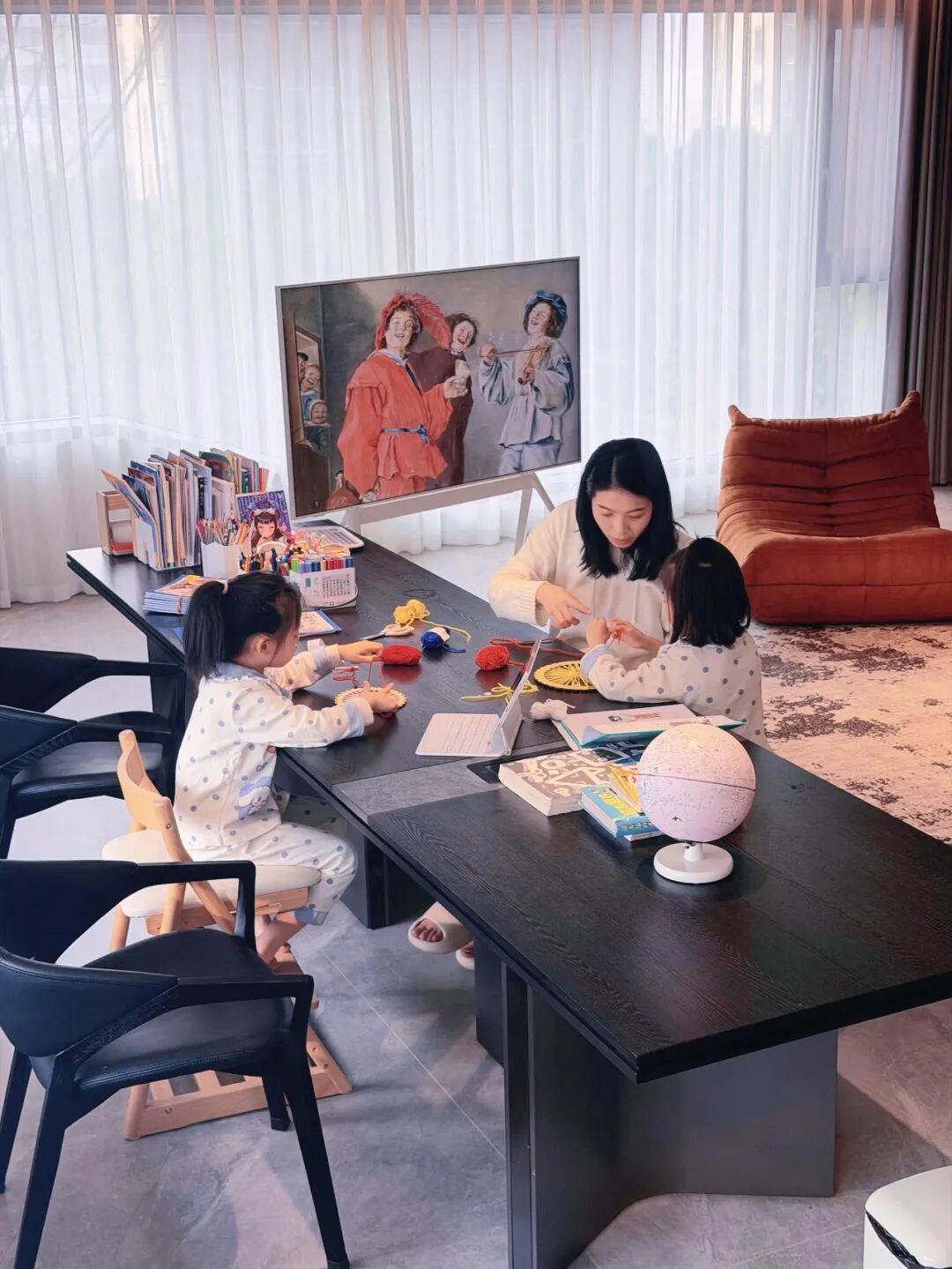 Trong ph&ograve;ng kh&aacute;ch của một gia đ&igrave;nh trẻ c&oacute; chiếc b&agrave;n d&agrave;i m&agrave; cả nh&agrave; đều tranh nhau d&ugrave;ng: Chỉ tiếc l&agrave; kh&ocirc;ng mua sớm hơn - Ảnh 4.