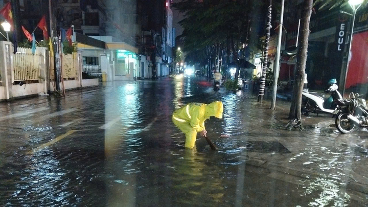 Cập nhật thời tiết H&agrave; Nội ng&agrave;y 16 / 9 với 6 điểm &uacute;ng ngập sau mưa lớn - Ảnh 2.
