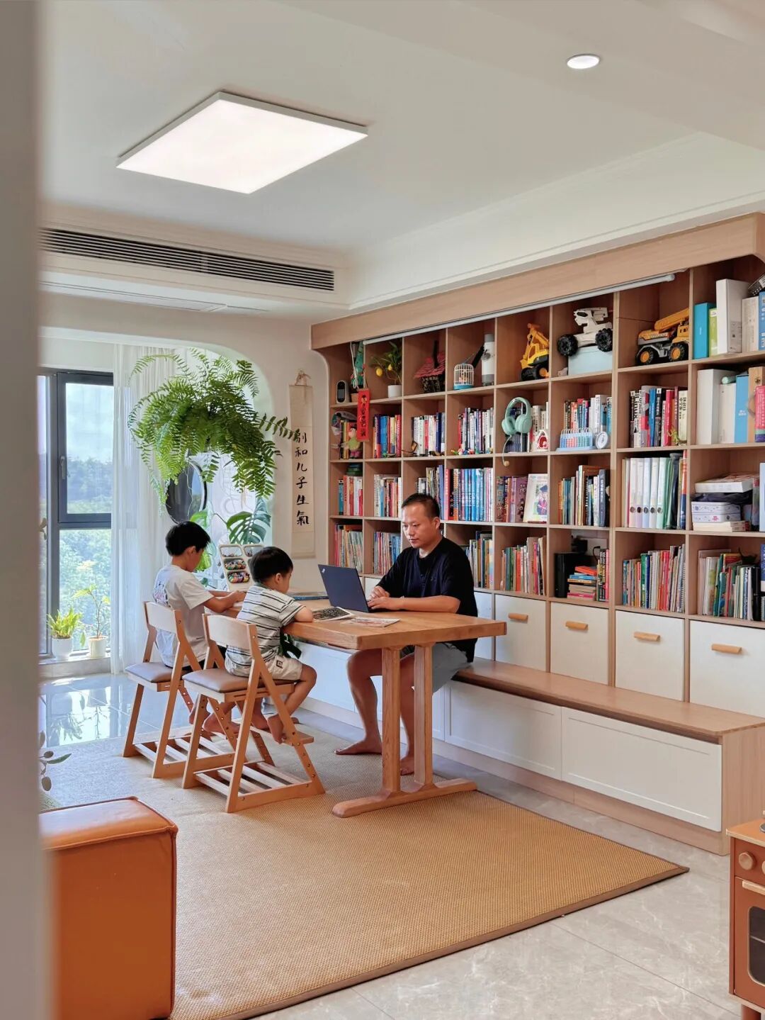 Trong ph&ograve;ng kh&aacute;ch của một gia đ&igrave;nh trẻ c&oacute; chiếc b&agrave;n d&agrave;i m&agrave; cả nh&agrave; đều tranh nhau d&ugrave;ng: Chỉ tiếc l&agrave; kh&ocirc;ng mua sớm hơn - Ảnh 7.