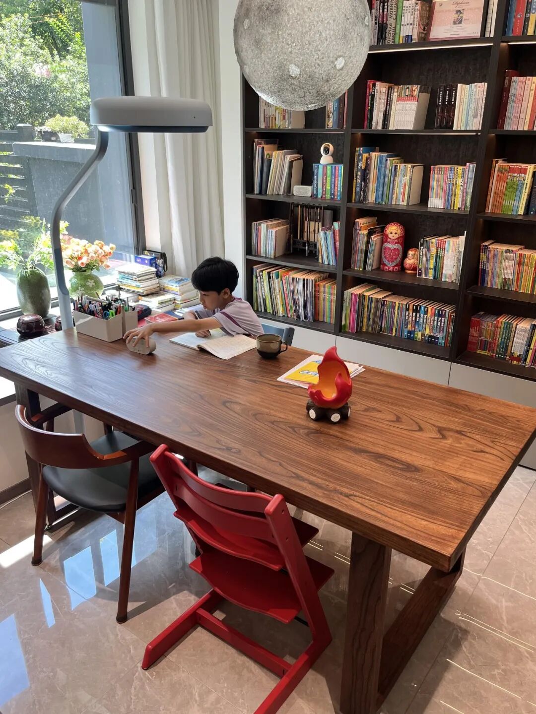 Trong ph&ograve;ng kh&aacute;ch của một gia đ&igrave;nh trẻ c&oacute; chiếc b&agrave;n d&agrave;i m&agrave; cả nh&agrave; đều tranh nhau d&ugrave;ng: Chỉ tiếc l&agrave; kh&ocirc;ng mua sớm hơn - Ảnh 3.