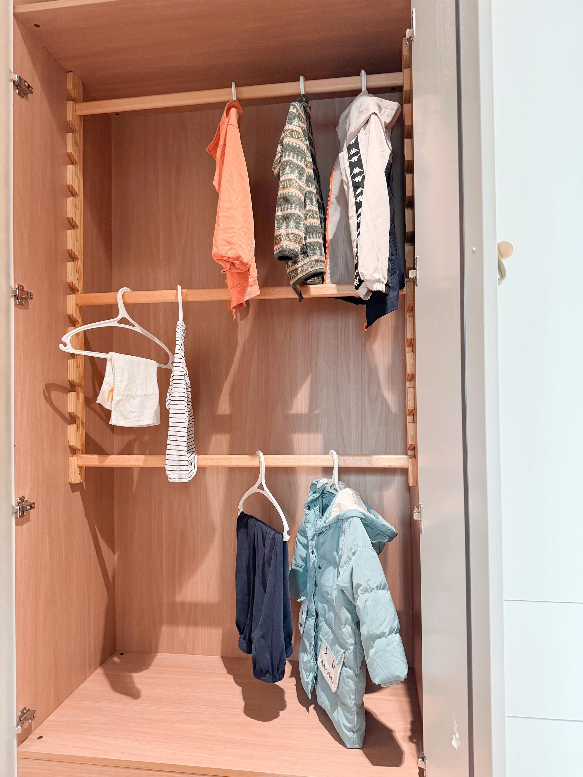 9 mẹo sắp xếp tủ quần áo của cư dân mạng: Có những cách đơn giản đến mức xem xong chỉ muốn về làm ngay - Ảnh 4.