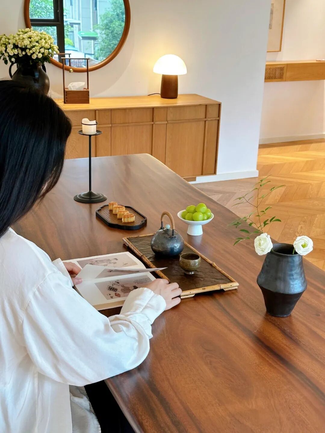 Trong ph&ograve;ng kh&aacute;ch của một gia đ&igrave;nh trẻ c&oacute; chiếc b&agrave;n d&agrave;i m&agrave; cả nh&agrave; đều tranh nhau d&ugrave;ng: Chỉ tiếc l&agrave; kh&ocirc;ng mua sớm hơn - Ảnh 9.