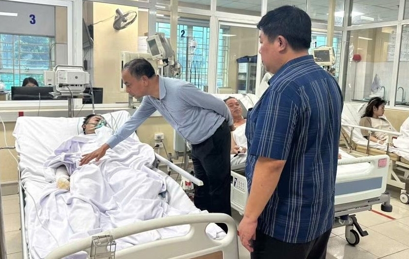 Lời khuy&ecirc;n đến tất cả c&aacute;c gia đ&igrave;nh sạc điện thoại tr&ecirc;n giường - Ảnh 2.