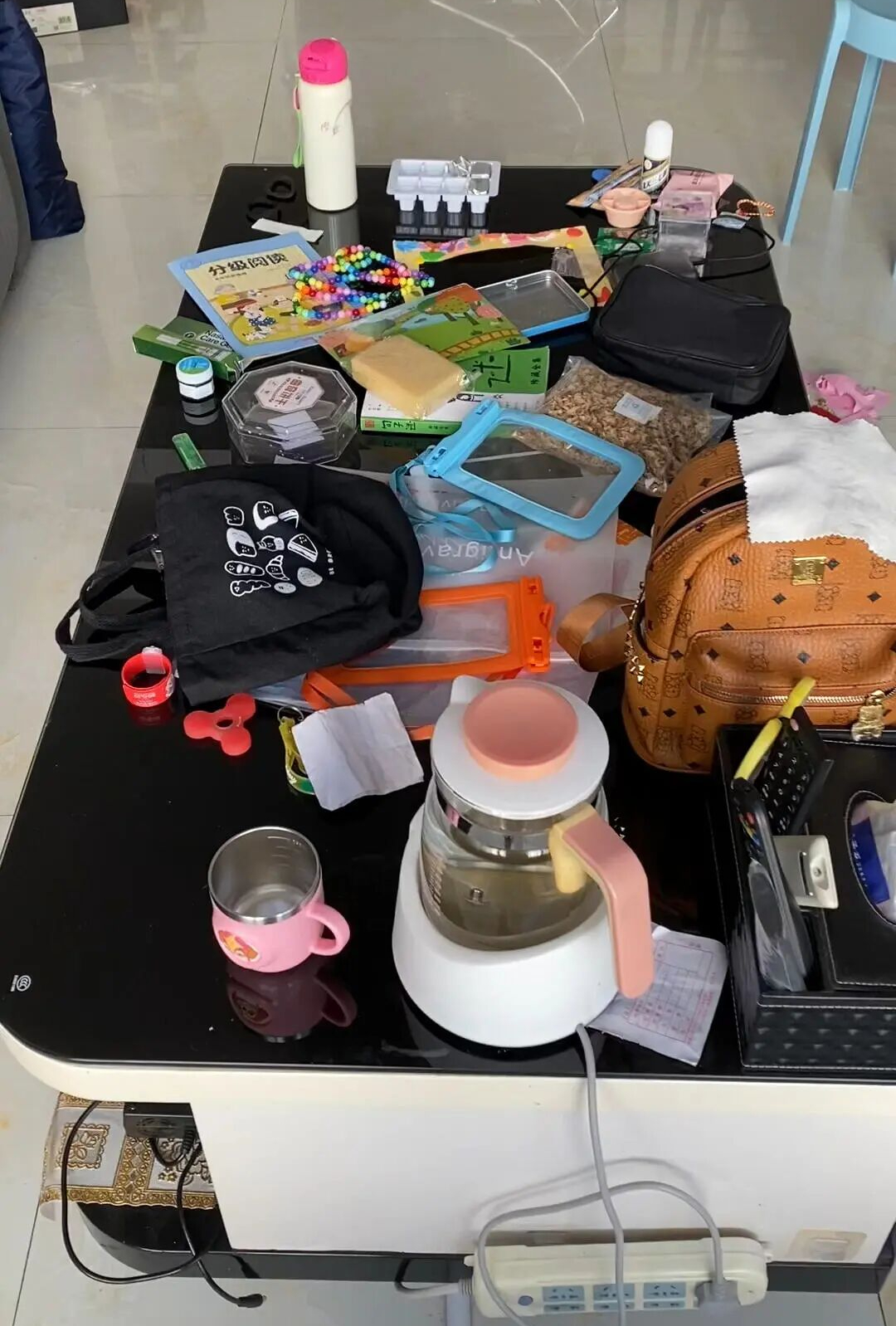 Trong ph&ograve;ng kh&aacute;ch của một gia đ&igrave;nh trẻ c&oacute; chiếc b&agrave;n d&agrave;i m&agrave; cả nh&agrave; đều tranh nhau d&ugrave;ng: Chỉ tiếc l&agrave; kh&ocirc;ng mua sớm hơn - Ảnh 2.