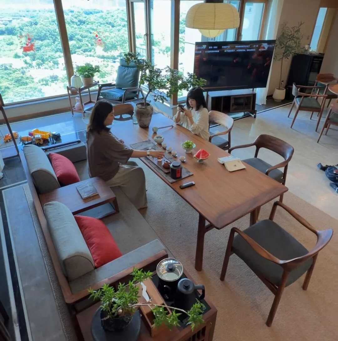 Trong ph&ograve;ng kh&aacute;ch của một gia đ&igrave;nh trẻ c&oacute; chiếc b&agrave;n d&agrave;i m&agrave; cả nh&agrave; đều tranh nhau d&ugrave;ng: Chỉ tiếc l&agrave; kh&ocirc;ng mua sớm hơn - Ảnh 5.