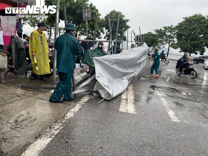 Chủ tịch H&agrave; Nội kiểm tra hiện trường vụ ch&aacute;y nh&agrave; l&agrave;m 5 người tử vong - Ảnh 3.