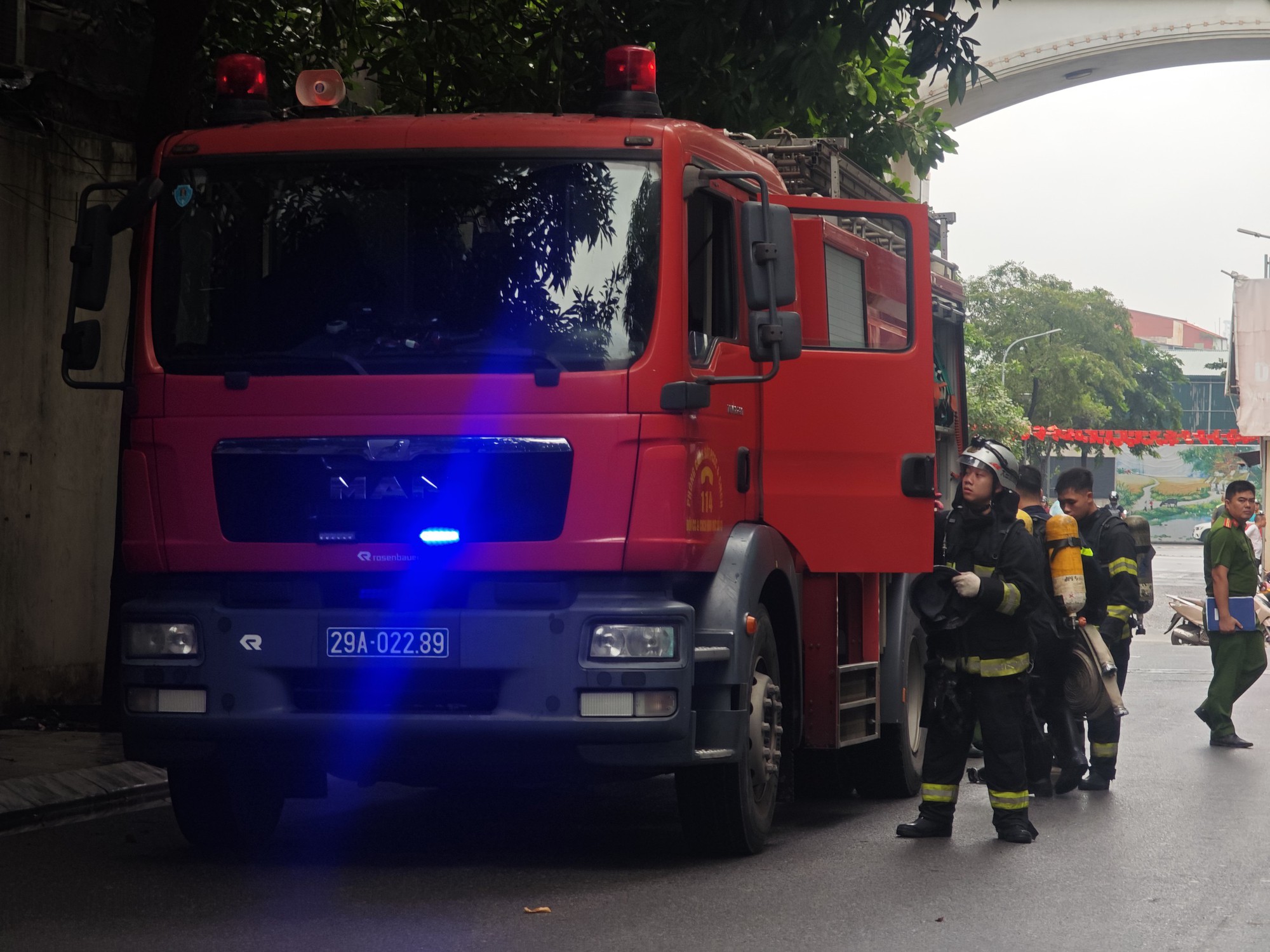 Ch&aacute;y chung cư 90 Nguyễn Tu&acirc;n: Hỏa hoạn tại tầng 12 được khống chế kịp thời - Ảnh 1.
