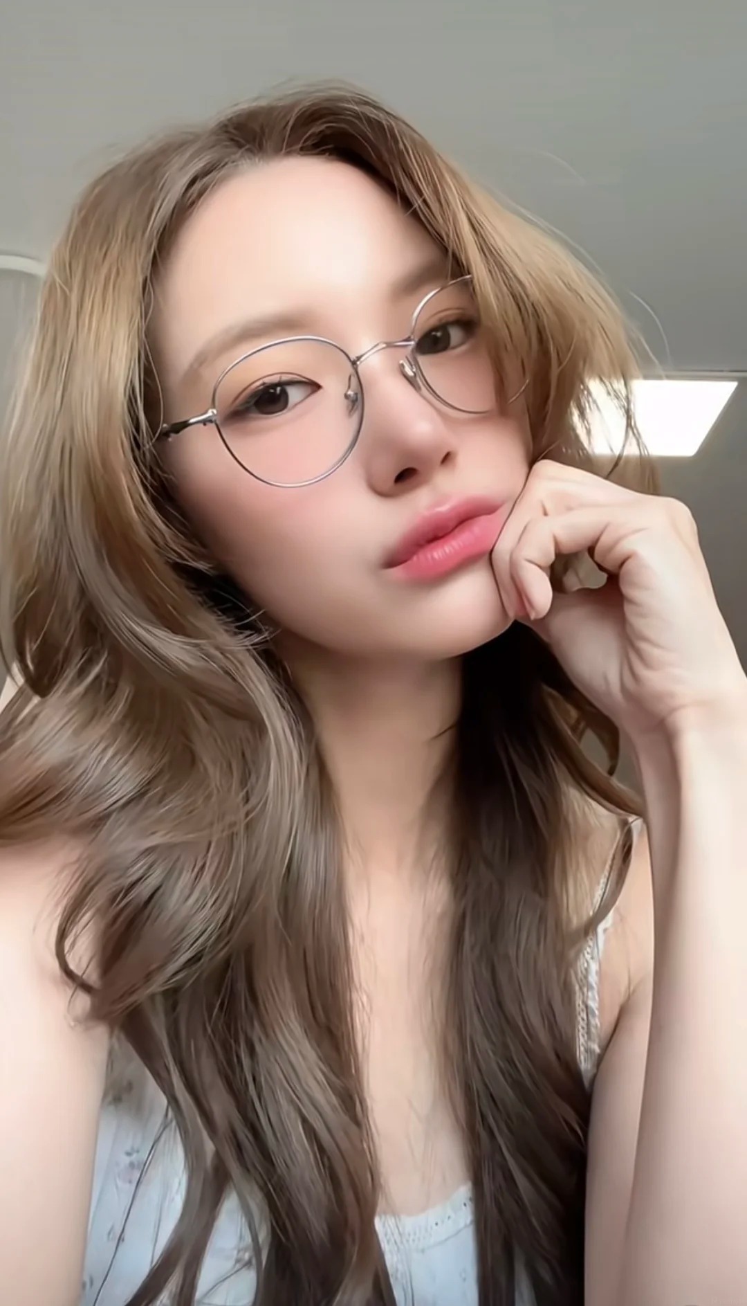 Vì sao môi dễ khô tróc và thâm sạm vào mùa thu? - Ảnh 2.