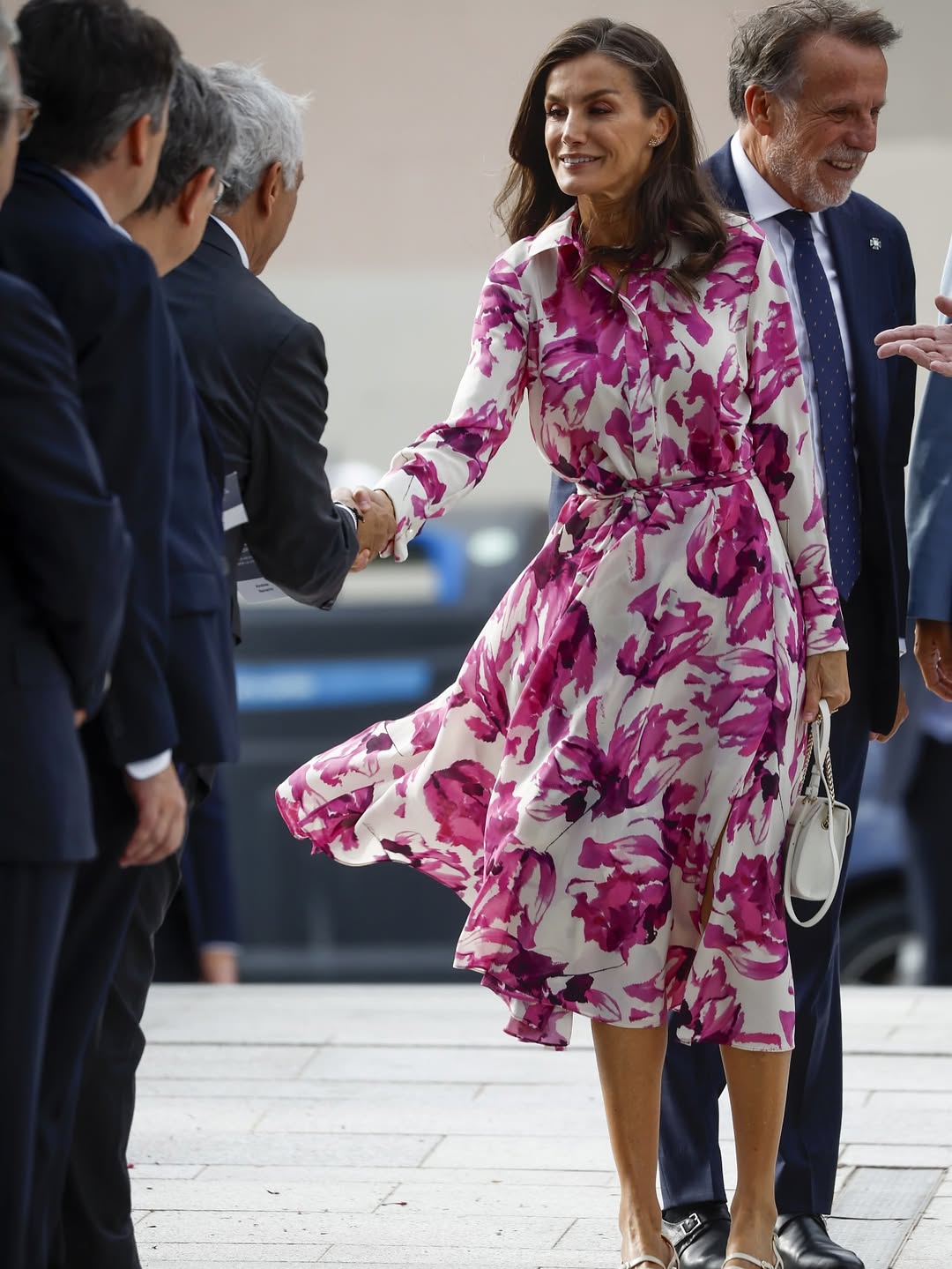Chiếc v&aacute;y hoa hồng t&iacute;m gi&aacute; 25 triệu của Vương hậu Letizia - Ảnh 2.