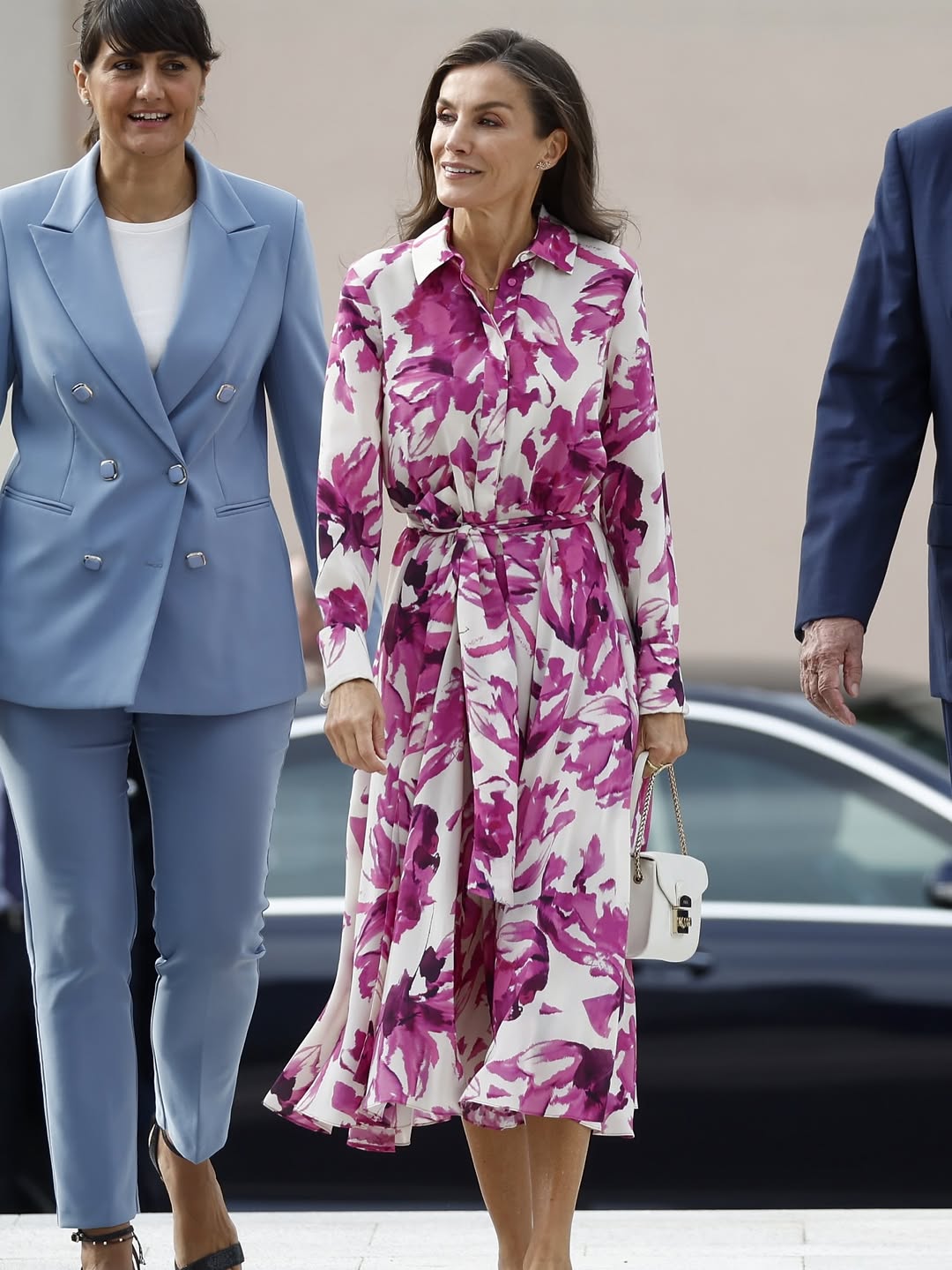 Chiếc v&aacute;y hoa hồng t&iacute;m gi&aacute; 25 triệu của Vương hậu Letizia - Ảnh 4.