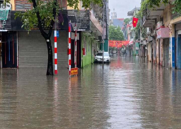 Cập nhật thời tiết H&agrave; Nội ng&agrave;y 16 / 9 với 6 điểm &uacute;ng ngập sau mưa lớn - Ảnh 1.