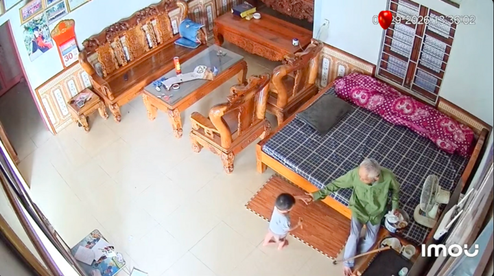 Cụ &ocirc;ng 103 tuổi dỗ d&agrave;nh chắt 3 tuổi khiến d&acirc;n mạng rơi nước mắt - Ảnh 1.