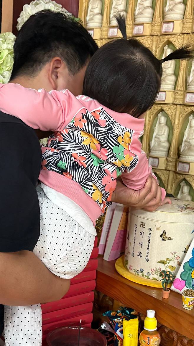 Đau l&ograve;ng cảnh nữ diễn vi&ecirc;n mất con trai 5 tuổi, đưa con g&aacute;i đến thăm anh trai qu&aacute; cố - Ảnh 1.