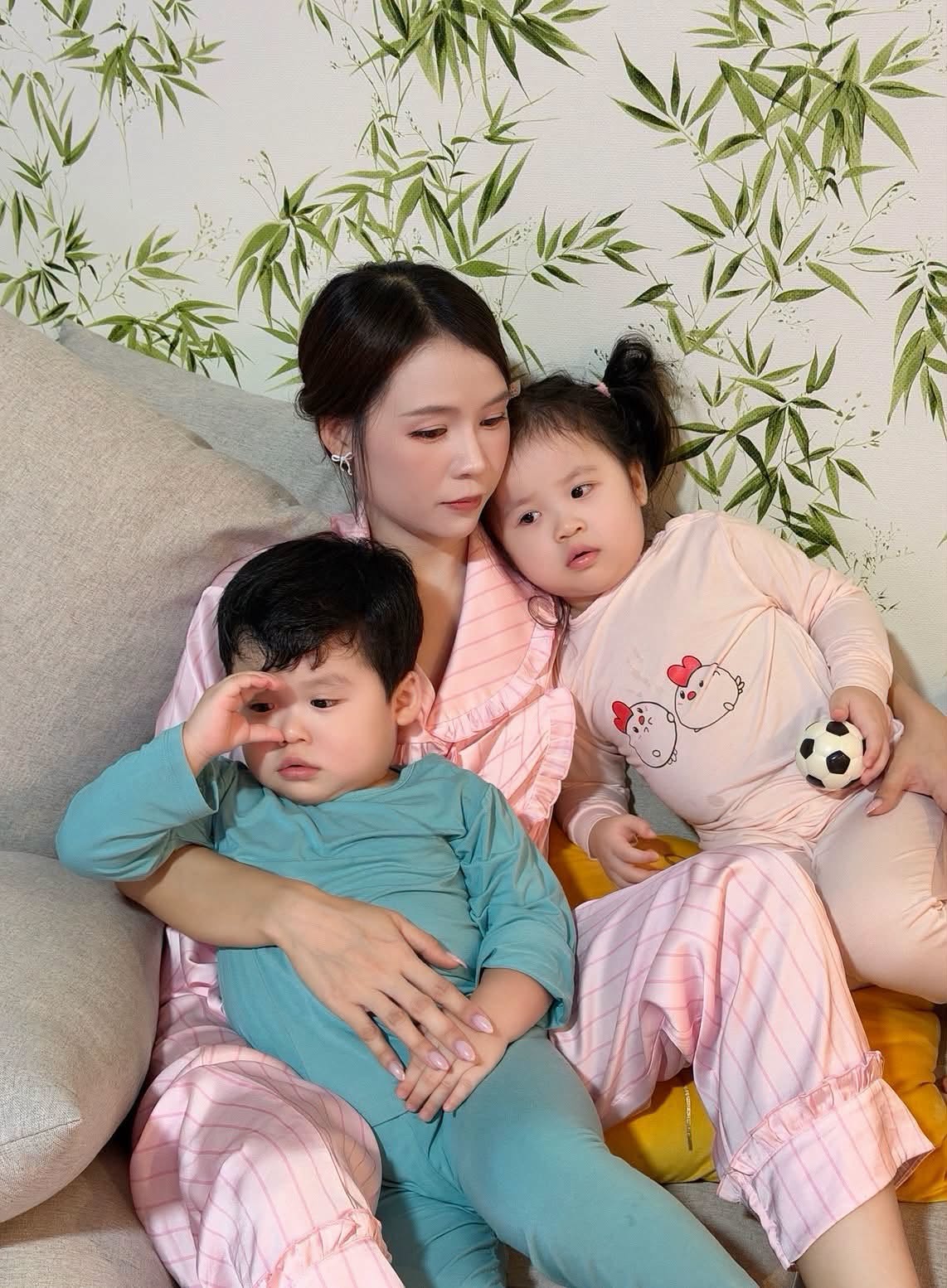 Cặp song sinh nh&agrave; Sam xinh như b&uacute;p b&ecirc;, gặp kh&oacute; khăn khi giao tiếp bằng tiếng H&agrave;n với bố - Ảnh 1.