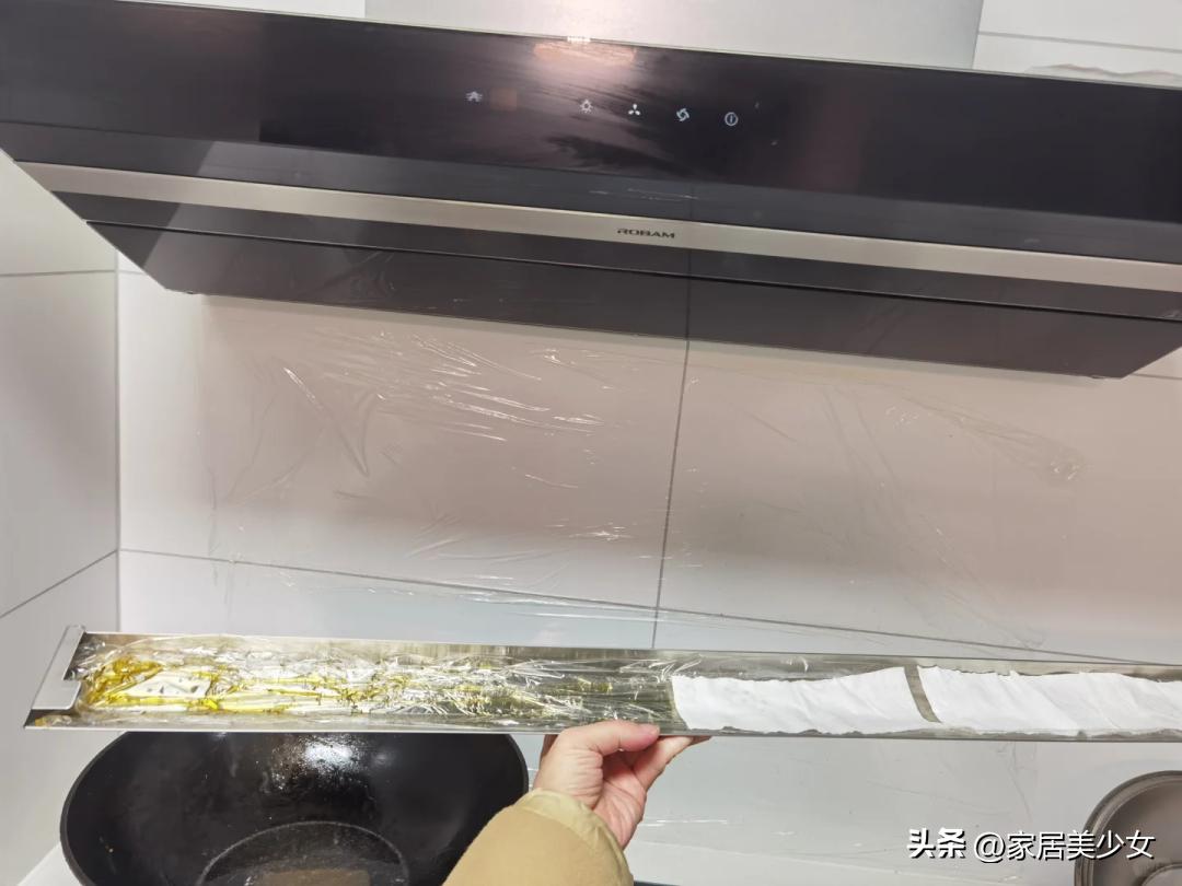 Tôi từng mất cả buổi dọn nhà, mẹ chồng chỉ cần vài mẹo nhỏ: 7 cách làm khiến việc nhà nhẹ đi một nửa - Ảnh 4.