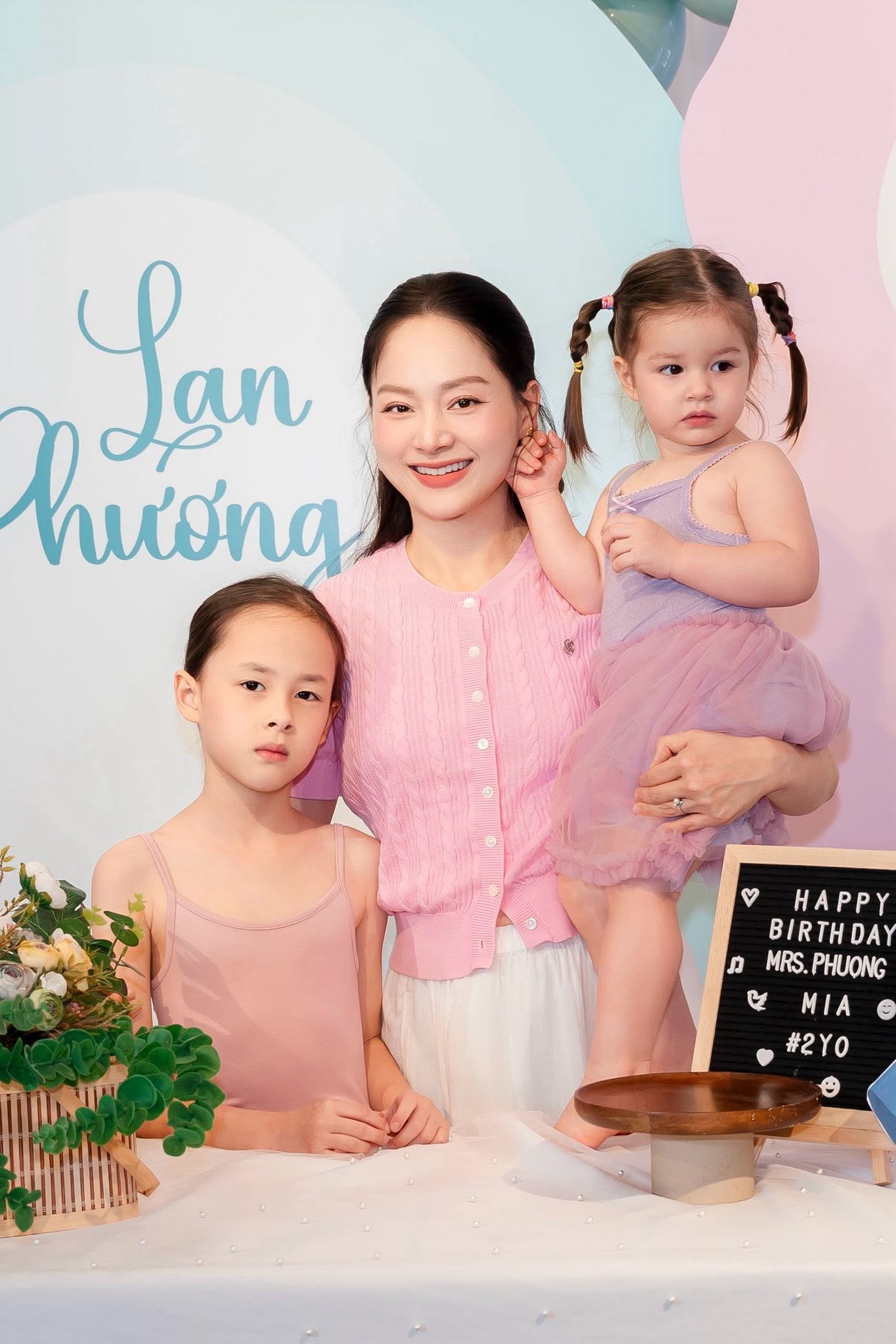 2 con g&aacute;i được Lan Phương đầu tư 1 tỷ/năm, c&agrave;ng lớn c&agrave;ng xinh xắn, th&agrave;nh thạo 2 ng&ocirc;n ngữ - Ảnh 7.