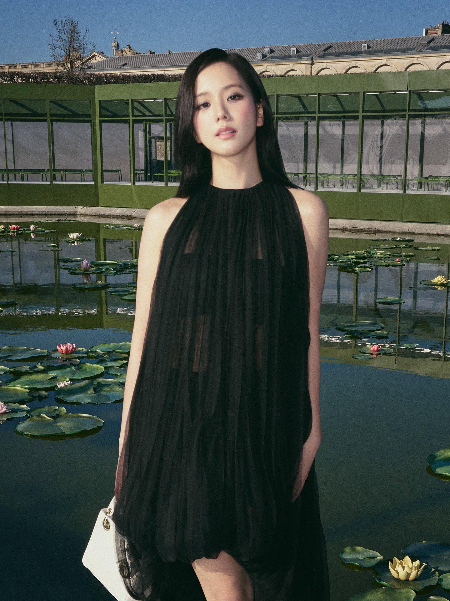 Jisoo BLACKPINK: Biến h&oacute;a phong c&aacute;ch đẹp m&ecirc; hồn trong c&aacute;c chiến dịch thời trang 2026 - Ảnh 2.