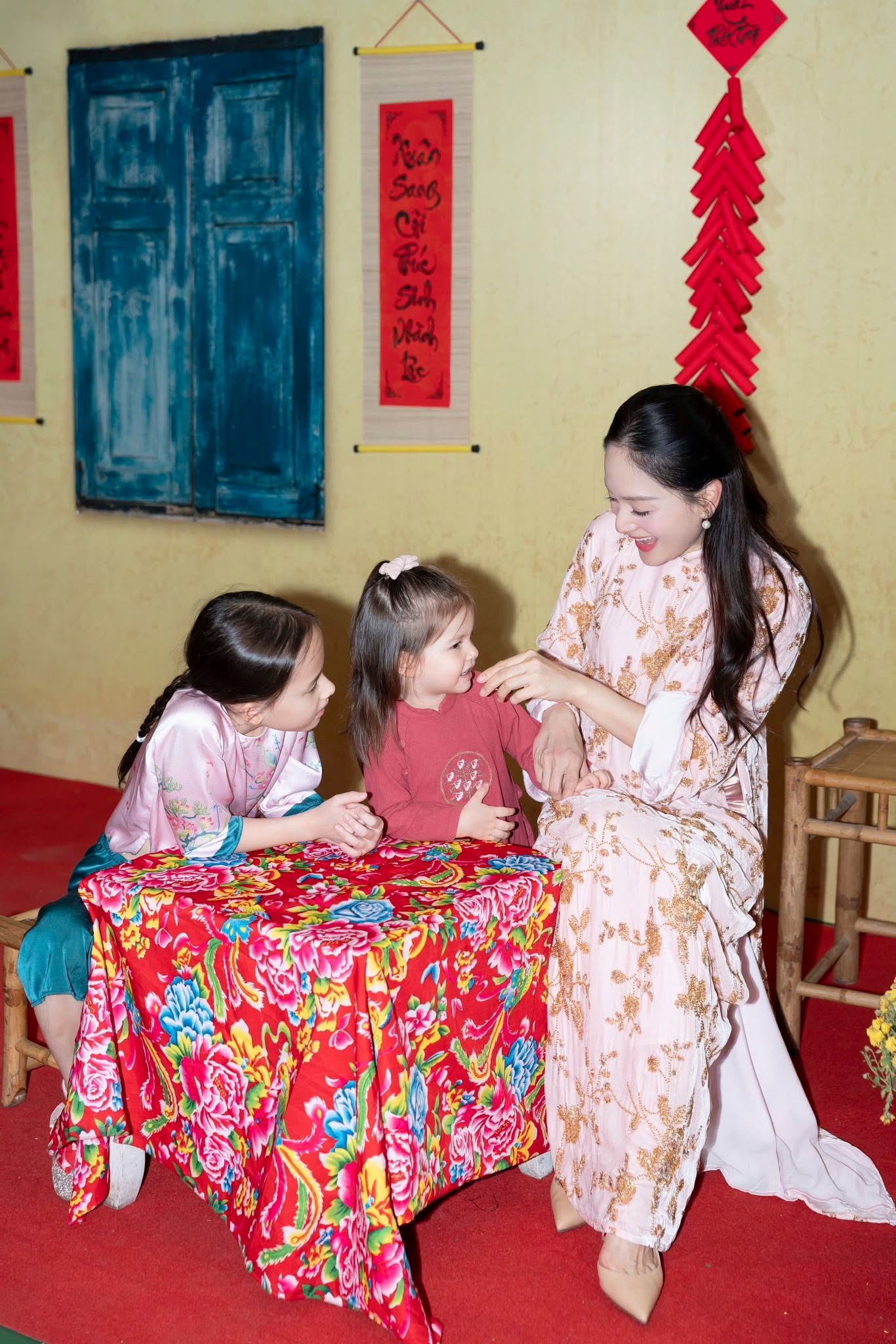 2 con g&aacute;i được Lan Phương đầu tư 1 tỷ/năm, c&agrave;ng lớn c&agrave;ng xinh xắn, th&agrave;nh thạo 2 ng&ocirc;n ngữ - Ảnh 8.