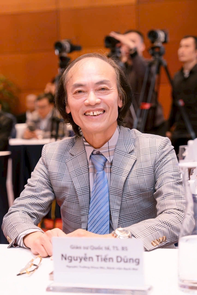 H&agrave;nh tr&igrave;nh của GS . TS . BS Nguyễn Tiến Dũng: B&aacute;c sĩ h&agrave;ng đầu Việt Nam kh&ocirc;ng lạm dụng kh&aacute;ng sinh - Ảnh 1.