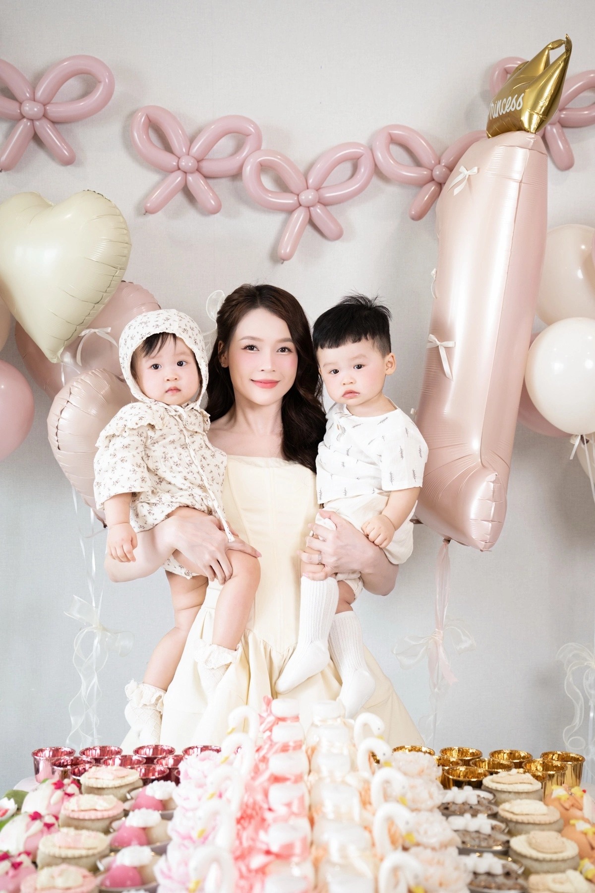 Cặp song sinh nh&agrave; Sam xinh như b&uacute;p b&ecirc;, gặp kh&oacute; khăn khi giao tiếp bằng tiếng H&agrave;n với bố - Ảnh 8.