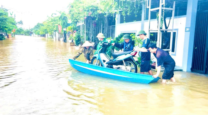 Ngập lụt Thanh H&oacute;a: Quốc lộ 1 v&agrave; đường sắt Bắc - Nam ch&igrave;m trong biển nước - Ảnh 10.