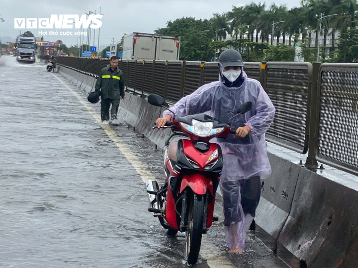 Ngập lụt Thanh H&oacute;a: Quốc lộ 1 v&agrave; đường sắt Bắc - Nam ch&igrave;m trong biển nước - Ảnh 3.
