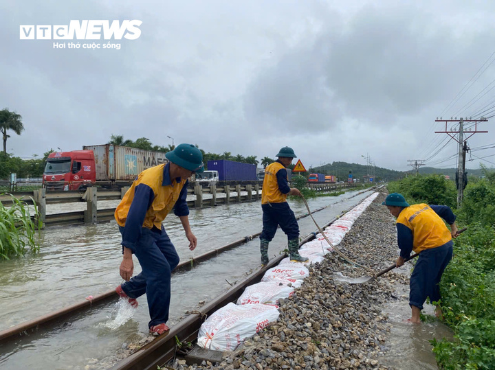 Ngập lụt Thanh H&oacute;a: Quốc lộ 1 v&agrave; đường sắt Bắc - Nam ch&igrave;m trong biển nước - Ảnh 7.