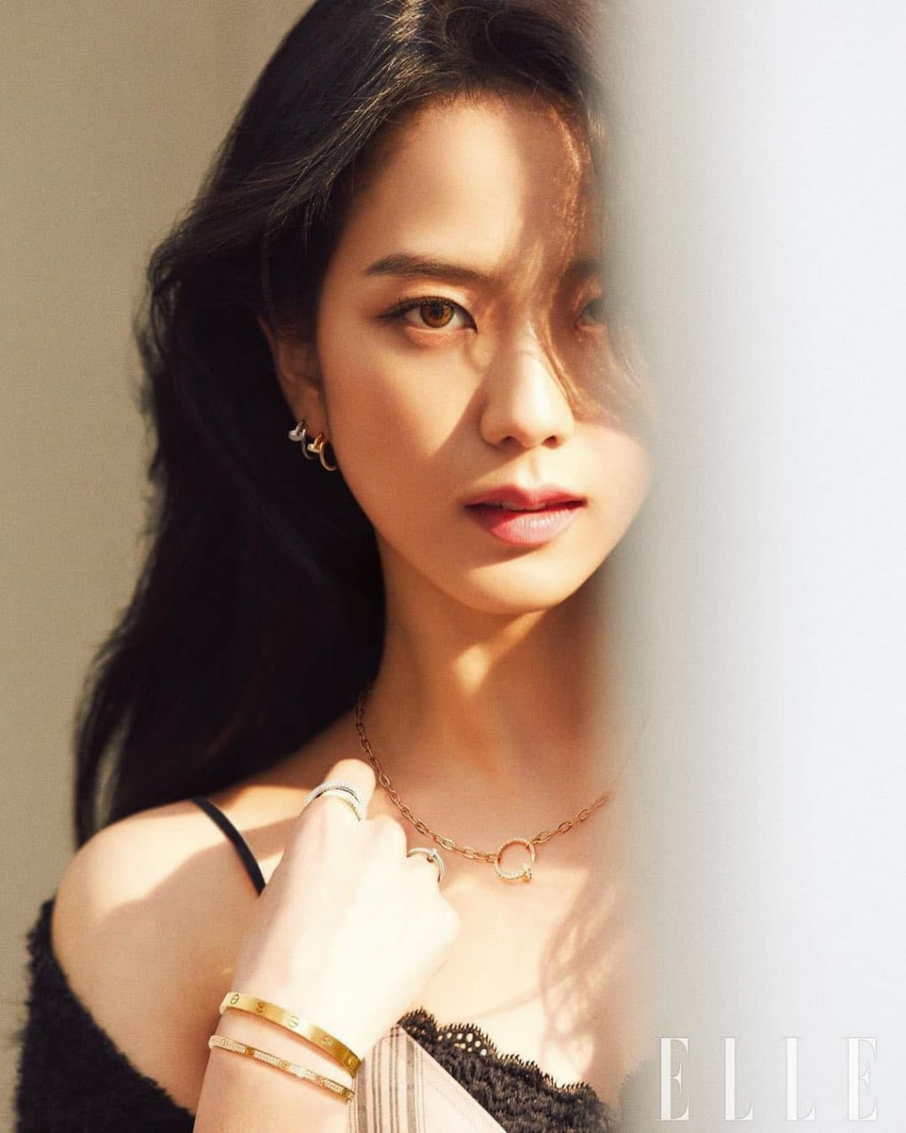 Jisoo BLACKPINK: Biến h&oacute;a phong c&aacute;ch đẹp m&ecirc; hồn trong c&aacute;c chiến dịch thời trang 2026 - Ảnh 5.