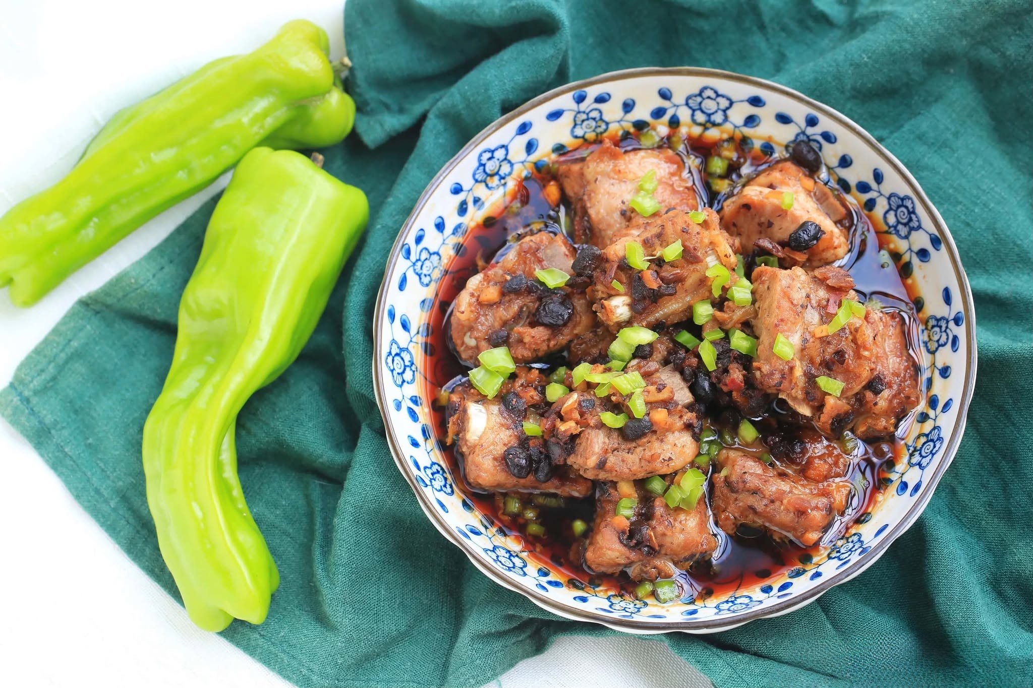 M&oacute;n hấp thơm lừng cực đưa cơm cho bữa tối: Sườn non hấp tương đậu đen - Ảnh 3.
