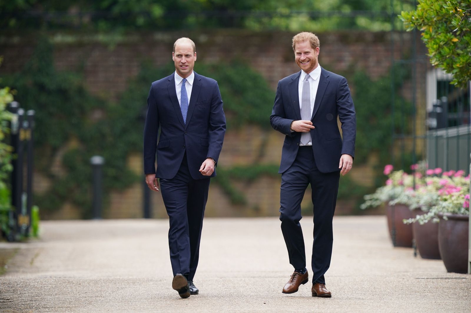 Harry v&agrave; William vẫn xa c&aacute;ch d&ugrave; trở về anh c&ugrave;ng gia đ&igrave;nh năm 2026 - Ảnh 1.