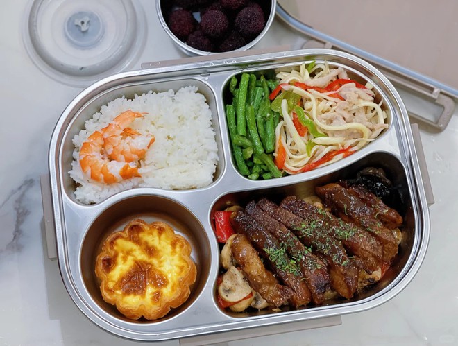 Mẹ ngày nào cũng chuẩn bị cơm hộp cho con trai cấp 2, nhìn thành phẩm, dân mạng: