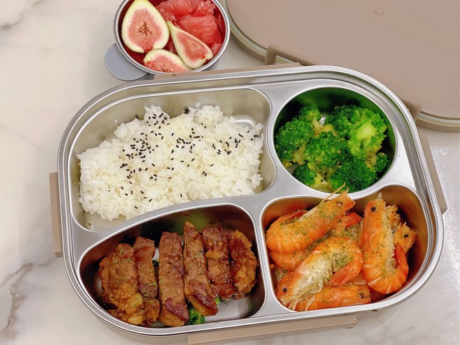 Mẹ ngày nào cũng chuẩn bị cơm hộp cho con trai cấp 2, nhìn thành phẩm, dân mạng: