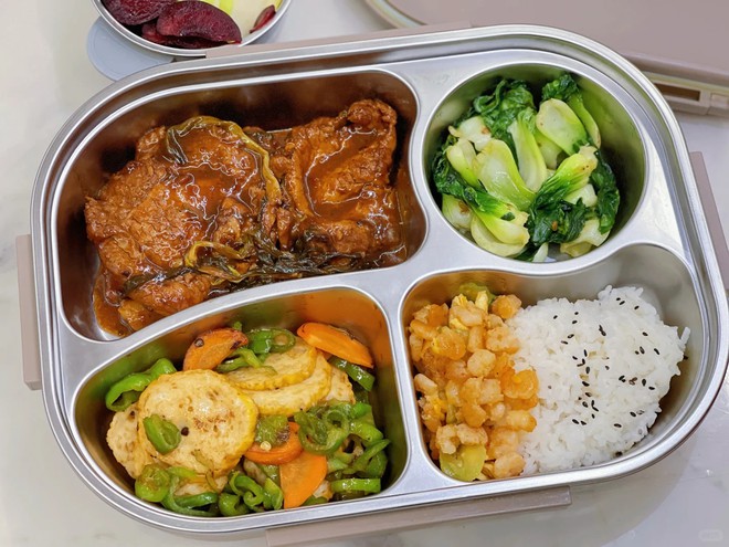 Mẹ ngày nào cũng chuẩn bị cơm hộp cho con trai cấp 2, nhìn thành phẩm, dân mạng: