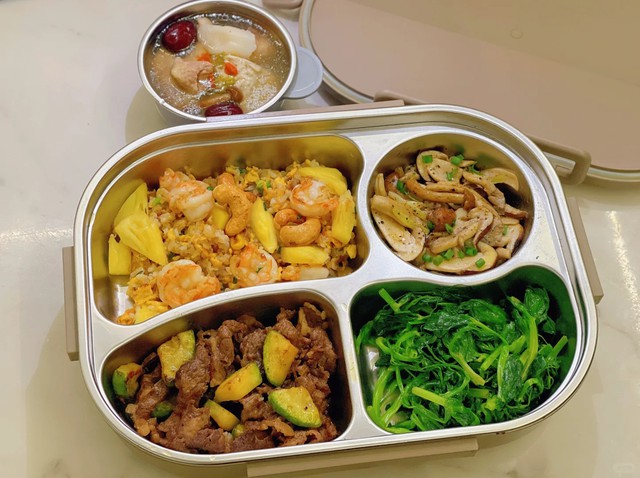 Mẹ ngày nào cũng chuẩn bị cơm hộp cho con trai cấp 2, nhìn thành phẩm, dân mạng: