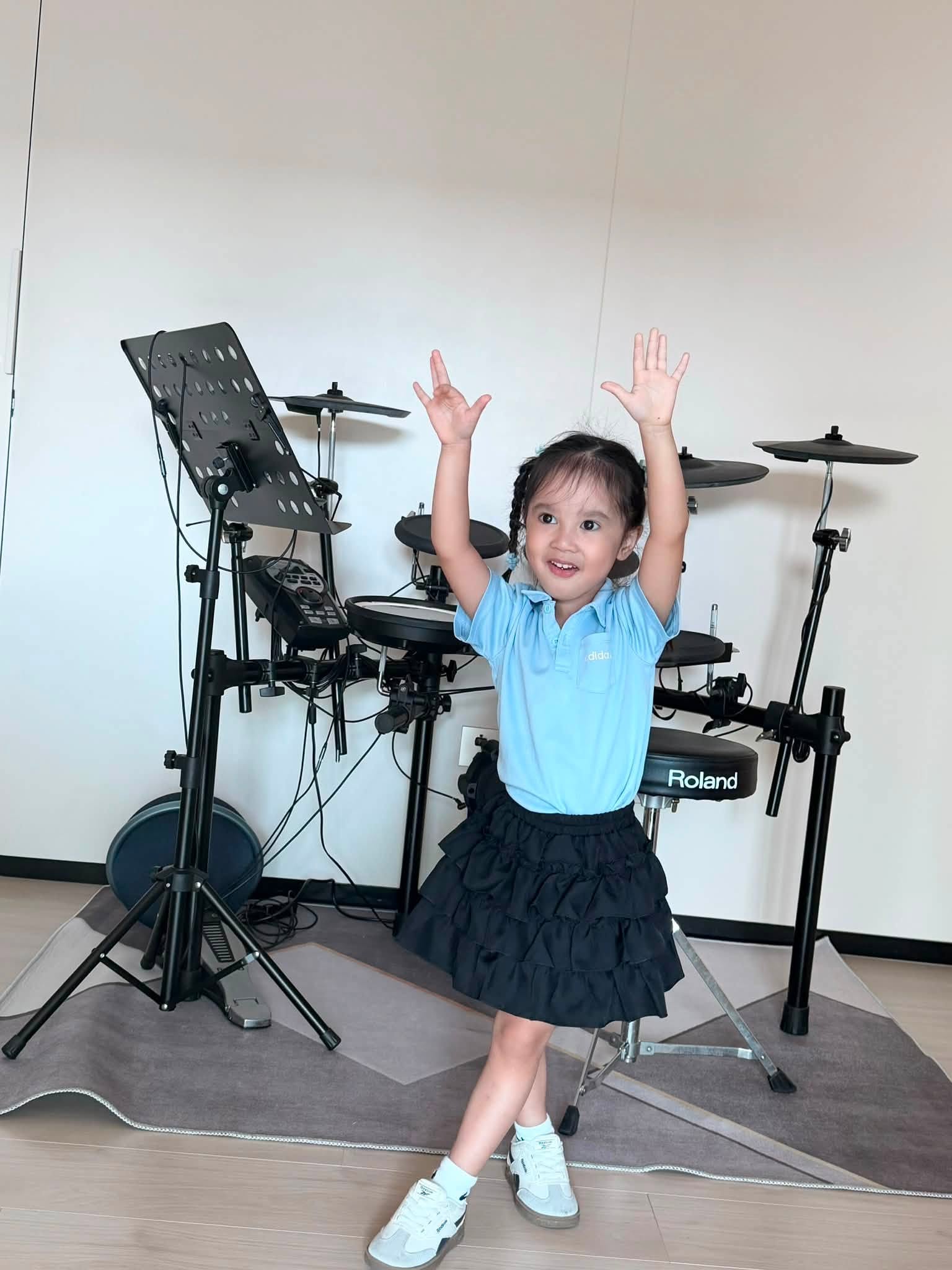 Con g&aacute;i Bảo Anh 3 tuổi xinh như thi&ecirc;n thần, l&agrave;m trợ l&yacute; cho mẹ được d&acirc;n t&igrave;nh khen hết lời - Ảnh 5.