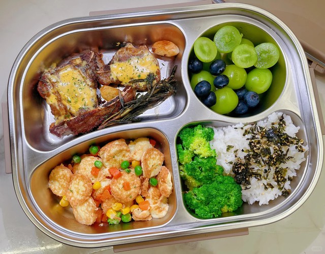 Mẹ ngày nào cũng chuẩn bị cơm hộp cho con trai cấp 2, nhìn thành phẩm, dân mạng: