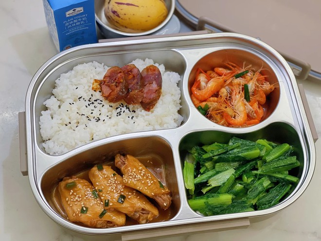 Mẹ ngày nào cũng chuẩn bị cơm hộp cho con trai cấp 2, nhìn thành phẩm, dân mạng: