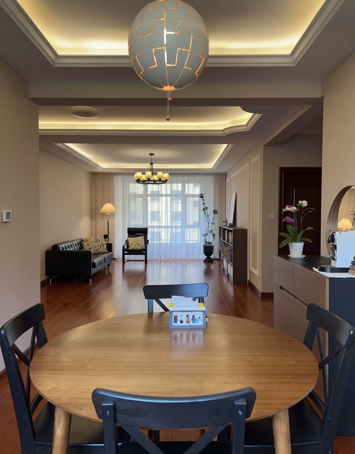 Xem 2 ng&ocirc;i nh&agrave; n&agrave;y mới hiểu v&igrave; sao ng&agrave;y c&agrave;ng nhiều người bỏ sofa, b&agrave;n tr&agrave; v&agrave; kệ tivi - Ảnh 11.