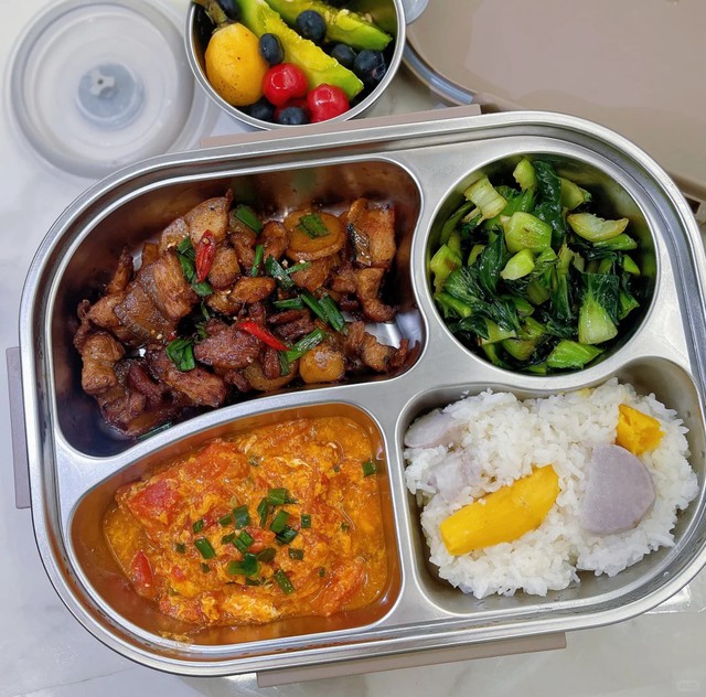 Mẹ ngày nào cũng chuẩn bị cơm hộp cho con trai cấp 2, nhìn thành phẩm, dân mạng: