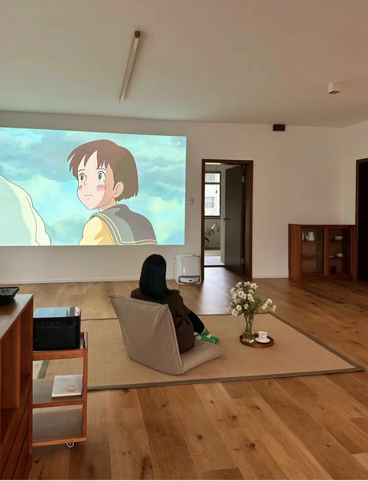 Xem 2 ng&ocirc;i nh&agrave; n&agrave;y mới hiểu v&igrave; sao ng&agrave;y c&agrave;ng nhiều người bỏ sofa, b&agrave;n tr&agrave; v&agrave; kệ tivi - Ảnh 3.