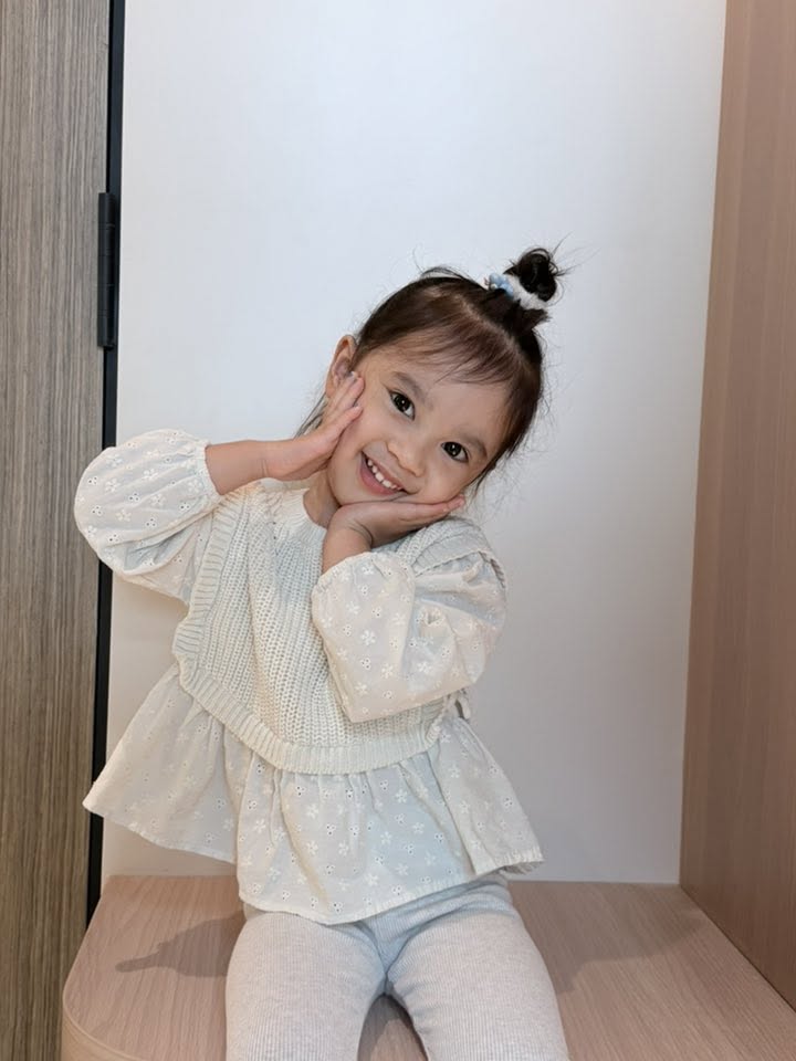 Con g&aacute;i Bảo Anh 3 tuổi xinh như thi&ecirc;n thần, l&agrave;m trợ l&yacute; cho mẹ được d&acirc;n t&igrave;nh khen hết lời - Ảnh 7.