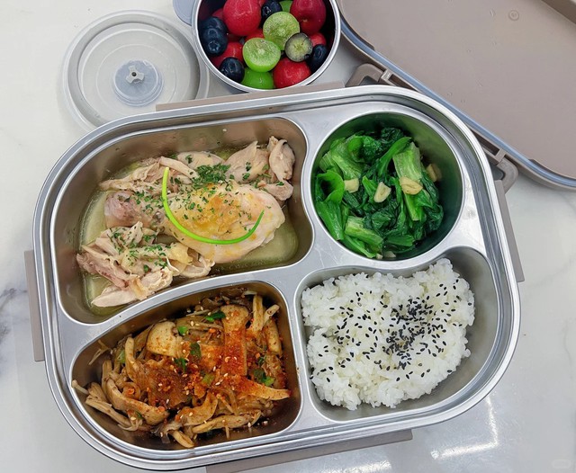 Mẹ ngày nào cũng chuẩn bị cơm hộp cho con trai cấp 2, nhìn thành phẩm, dân mạng: