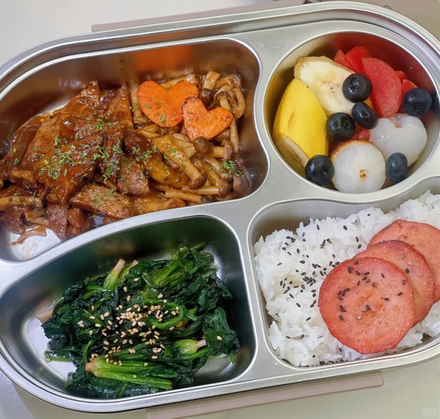 Mẹ ngày nào cũng chuẩn bị cơm hộp cho con trai cấp 2, nhìn thành phẩm, dân mạng: