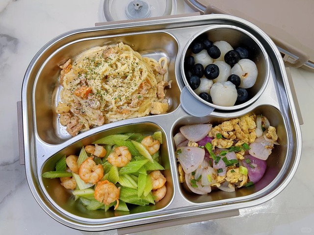 Mẹ ngày nào cũng chuẩn bị cơm hộp cho con trai cấp 2, nhìn thành phẩm, dân mạng: