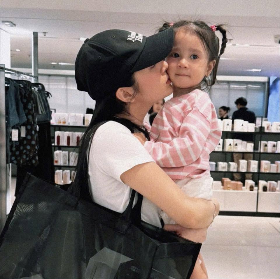 Con g&aacute;i Bảo Anh 3 tuổi xinh như thi&ecirc;n thần, l&agrave;m trợ l&yacute; cho mẹ được d&acirc;n t&igrave;nh khen hết lời - Ảnh 9.