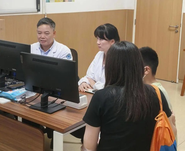 Bé 13 tuổi 4 năm đau đầu, mỗi học kỳ nghỉ học 2 tháng: Thủ phạm gây ra khiến ai cũng bất ngờ - Ảnh 1.