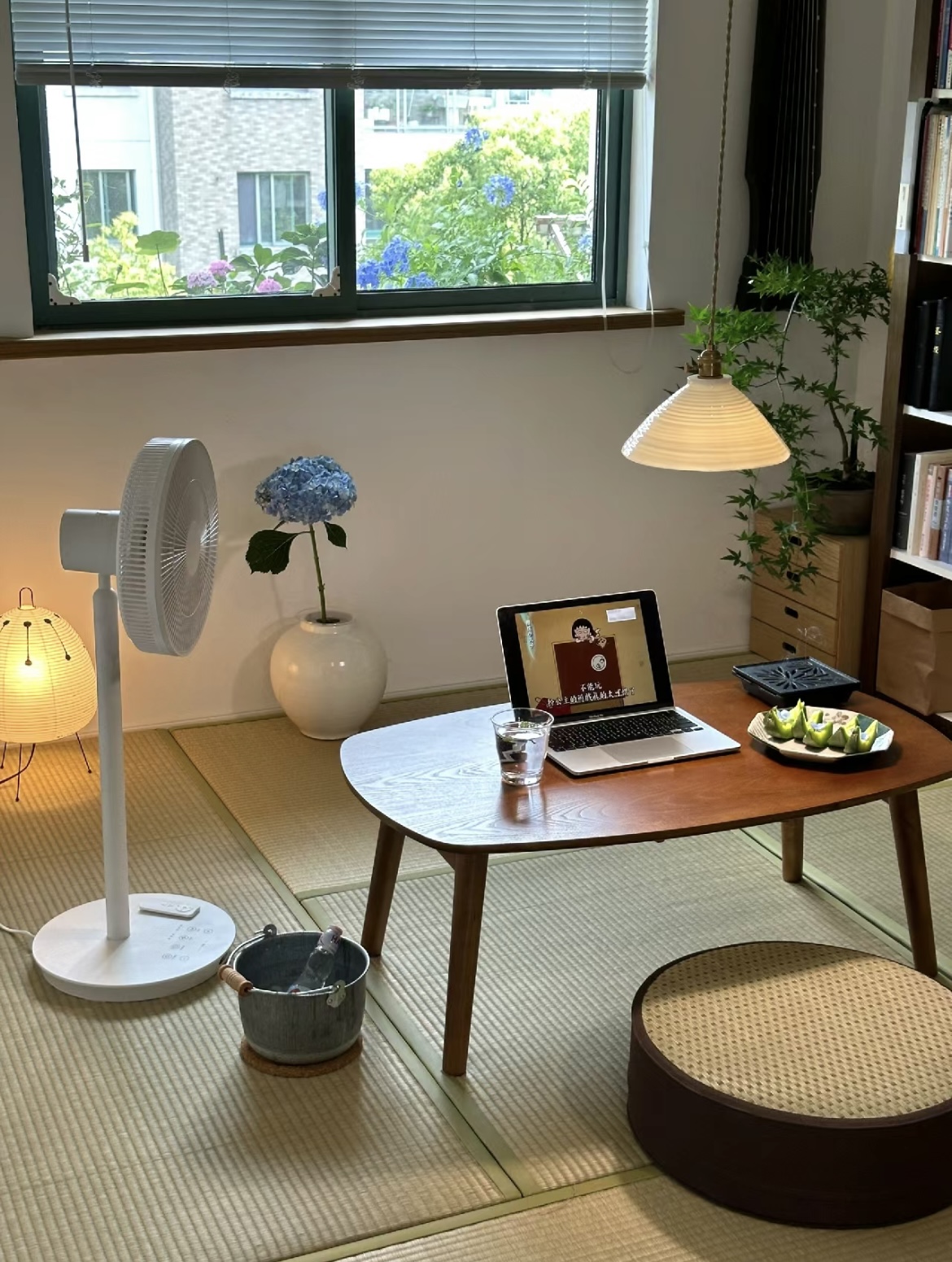 Xem 2 ng&ocirc;i nh&agrave; n&agrave;y mới hiểu v&igrave; sao ng&agrave;y c&agrave;ng nhiều người bỏ sofa, b&agrave;n tr&agrave; v&agrave; kệ tivi - Ảnh 8.