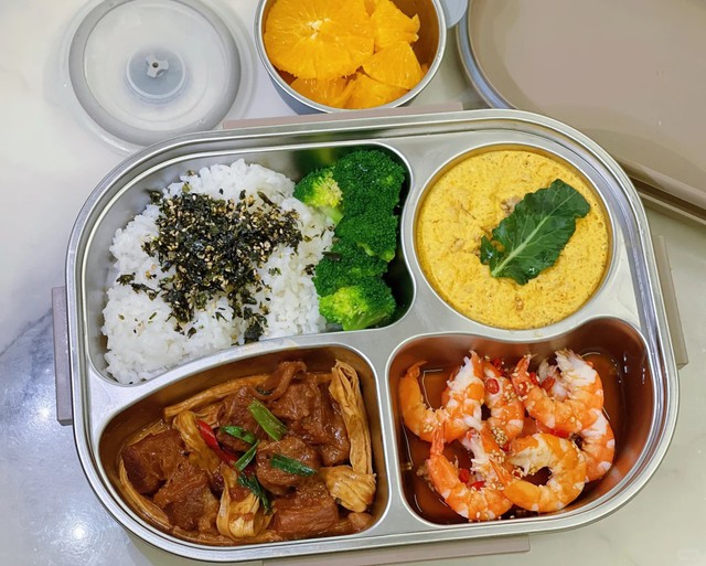 Mẹ ngày nào cũng chuẩn bị cơm hộp cho con trai cấp 2, nhìn thành phẩm, dân mạng: