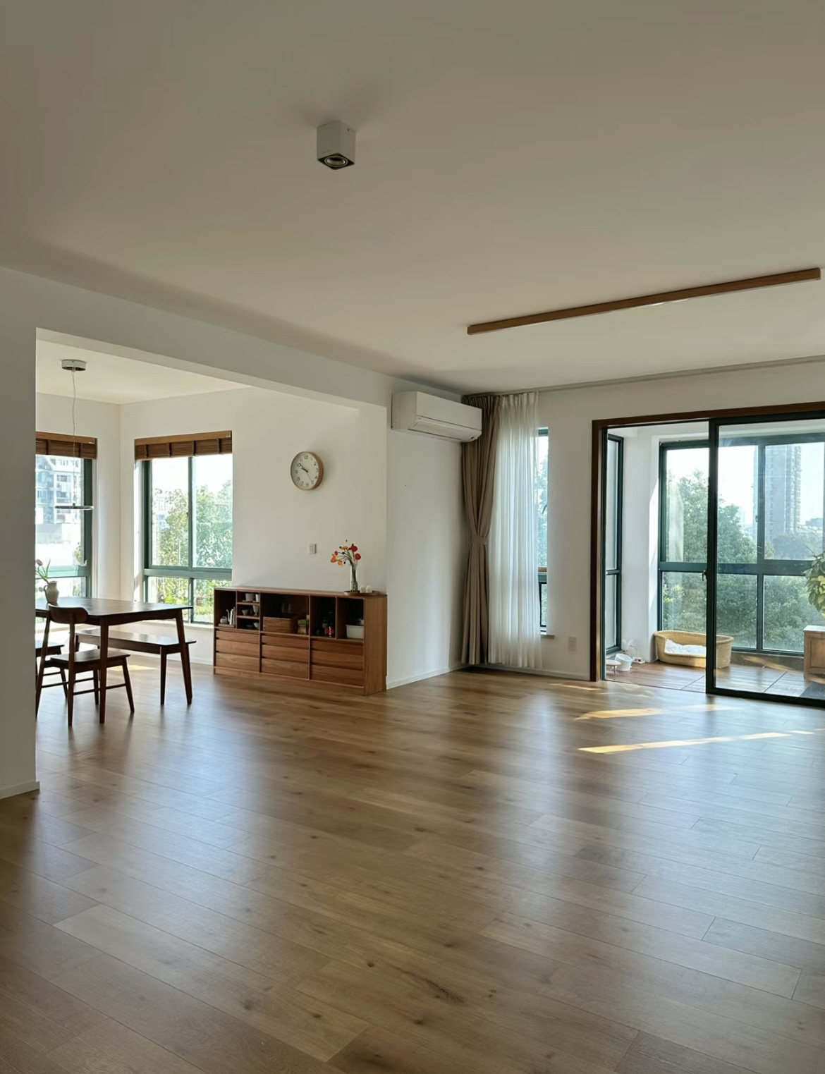 Xem 2 ng&ocirc;i nh&agrave; n&agrave;y mới hiểu v&igrave; sao ng&agrave;y c&agrave;ng nhiều người bỏ sofa, b&agrave;n tr&agrave; v&agrave; kệ tivi - Ảnh 2.